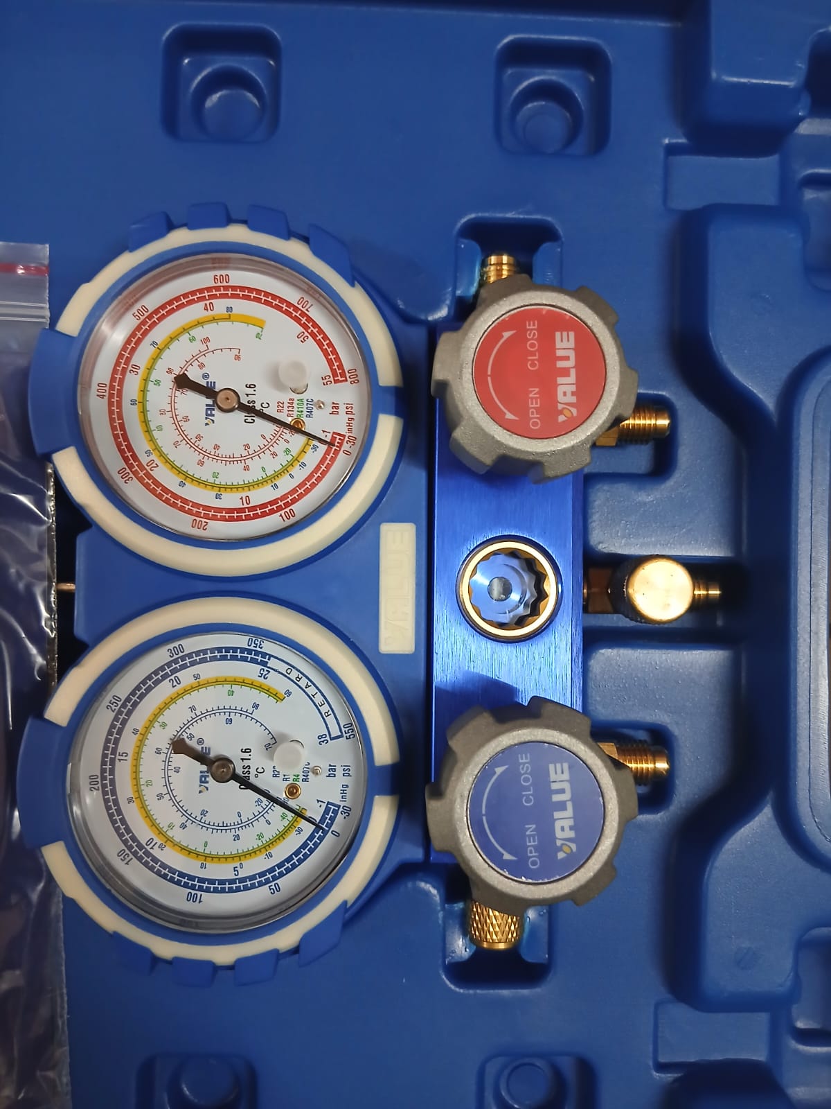 VALUE manifold gauge set dials, valves and sight glass